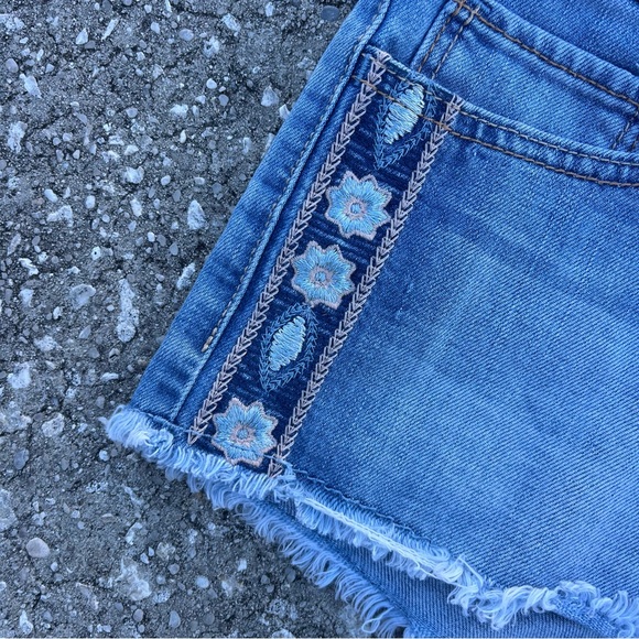 Hollister Denim Shorts Short Short Low Rise Embroidered Size 11 - Picture 3 of 5